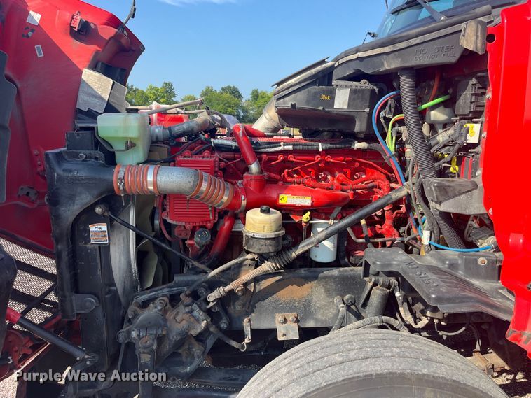 image for item EK8937 2013 Peterbilt  579 semi truck