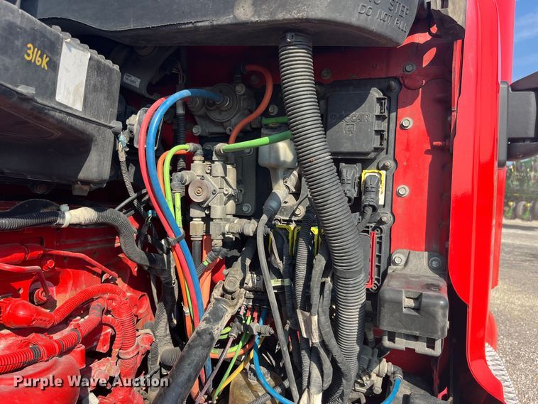 image for item EK8937 2013 Peterbilt  579 semi truck