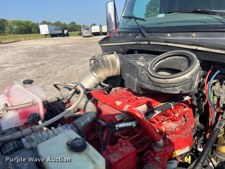 image for item EK8937 2013 Peterbilt  579 semi truck