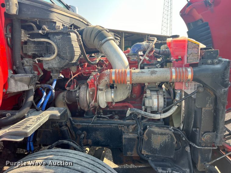 image for item EK8937 2013 Peterbilt  579 semi truck