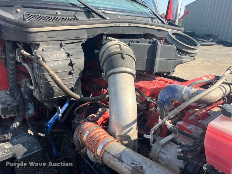 image for item EK8937 2013 Peterbilt  579 semi truck