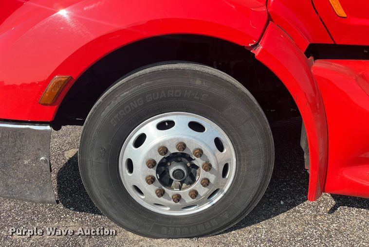 image for item EK8937 2013 Peterbilt  579 semi truck