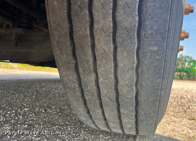 image for item EK8937 2013 Peterbilt  579 semi truck