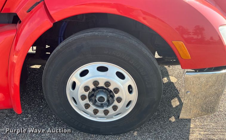 image for item EK8937 2013 Peterbilt  579 semi truck