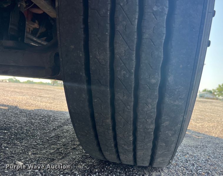 image for item EK8937 2013 Peterbilt  579 semi truck