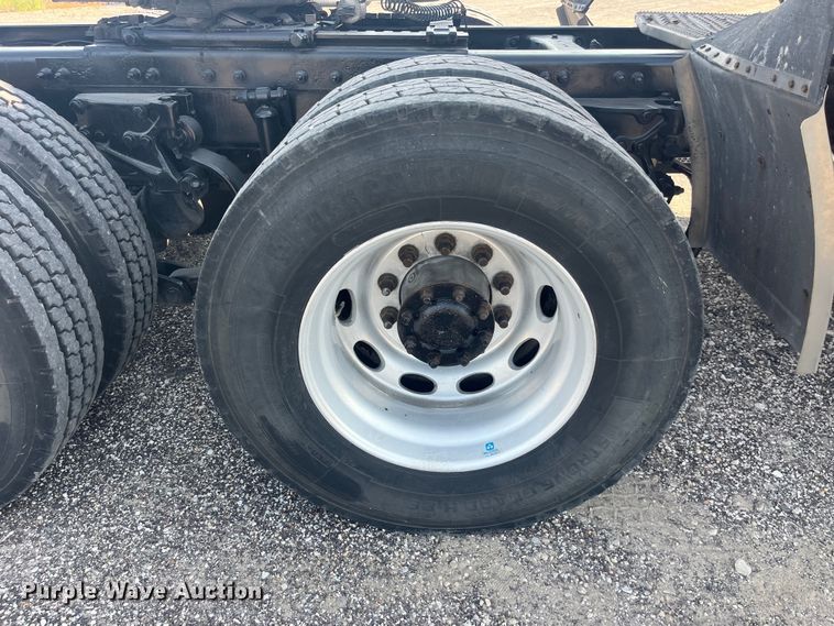 image for item EK8937 2013 Peterbilt  579 semi truck