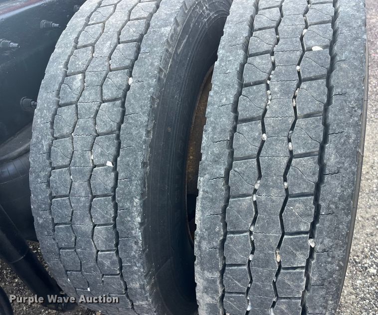 image for item EK8937 2013 Peterbilt  579 semi truck