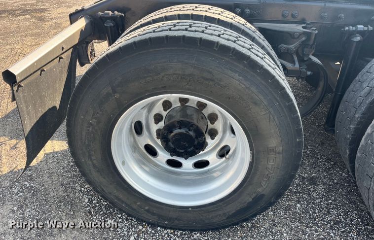 image for item EK8937 2013 Peterbilt  579 semi truck