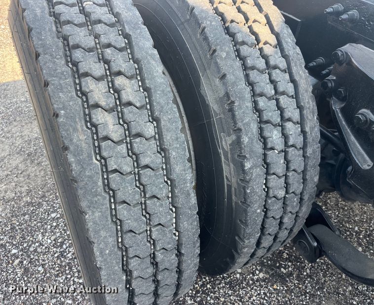 image for item EK8937 2013 Peterbilt  579 semi truck