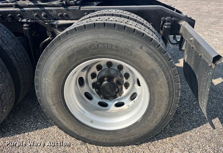 image for item EK8937 2013 Peterbilt  579 semi truck