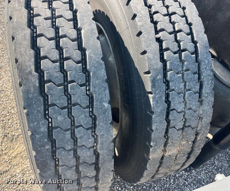 image for item EK8937 2013 Peterbilt  579 semi truck