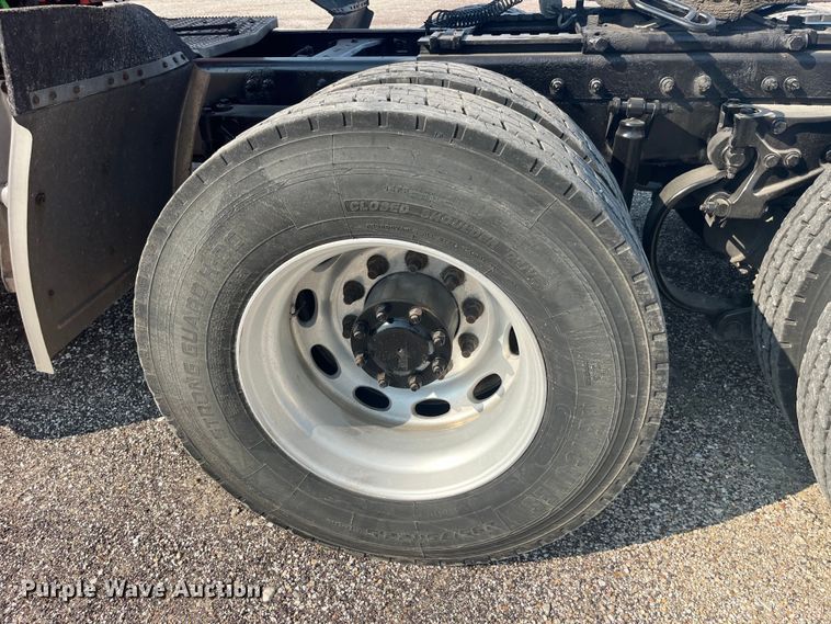 image for item EK8937 2013 Peterbilt  579 semi truck