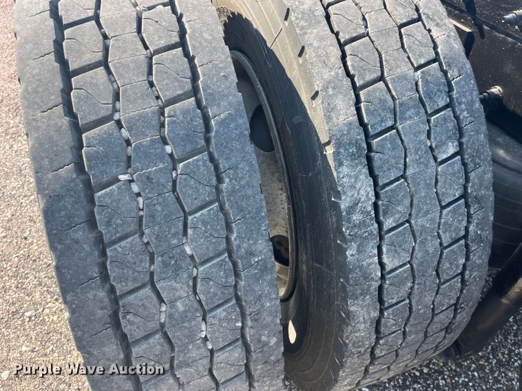 image for item EK8937 2013 Peterbilt  579 semi truck