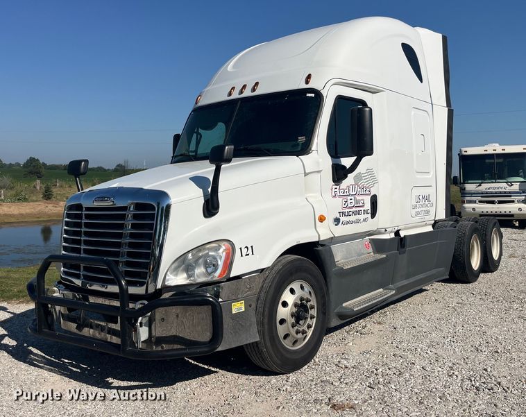 image for item EK8969 2014 Freightliner  Cascadia semi truck