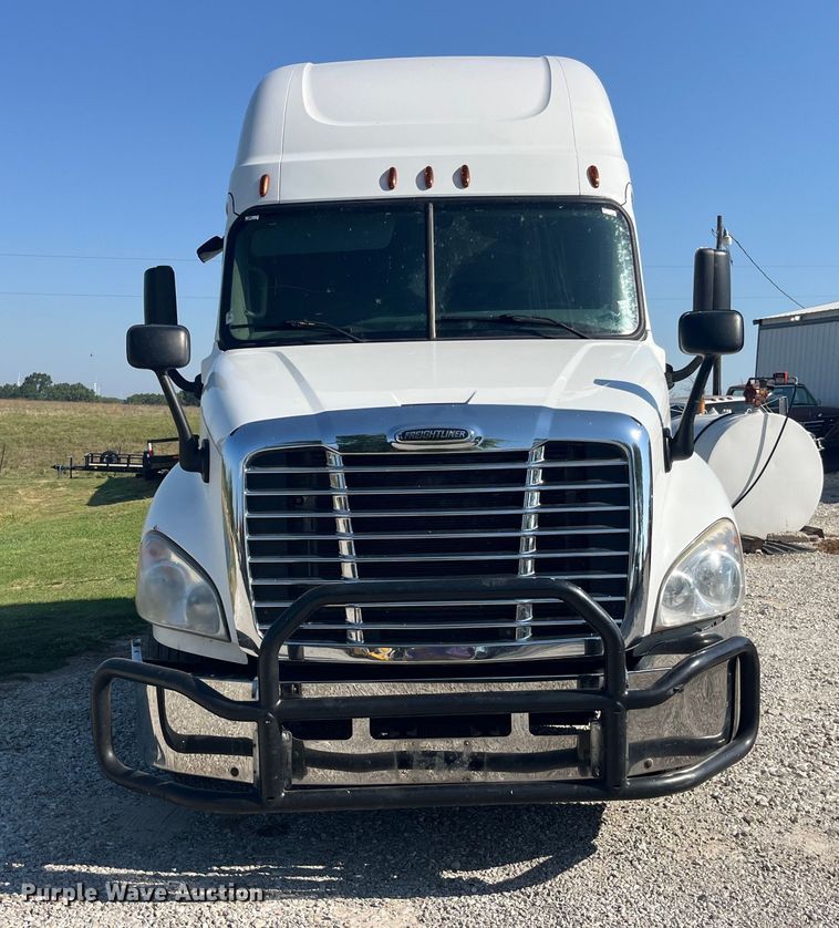 image for item EK8969 2014 Freightliner  Cascadia semi truck