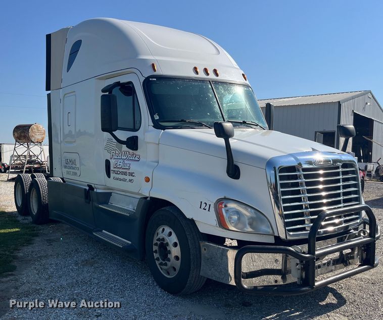 image for item EK8969 2014 Freightliner  Cascadia semi truck