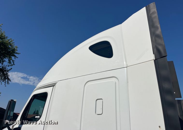 image for item EK8969 2014 Freightliner  Cascadia semi truck