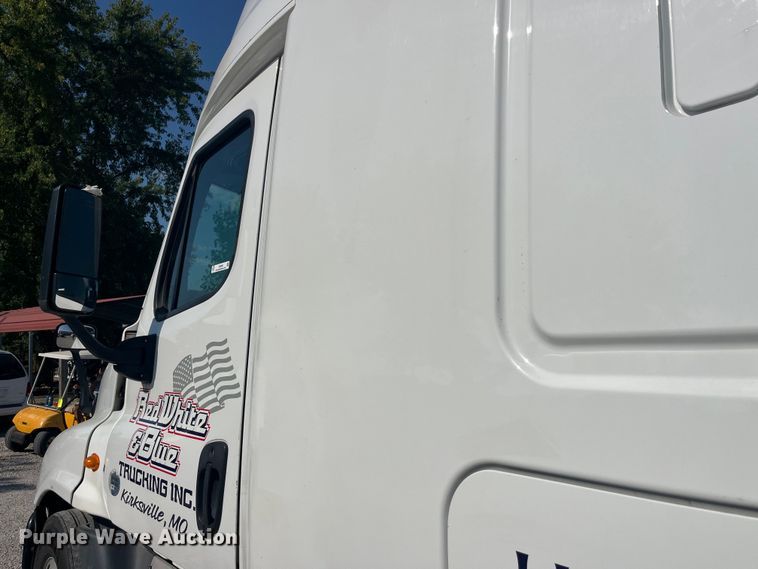 image for item EK8969 2014 Freightliner  Cascadia semi truck