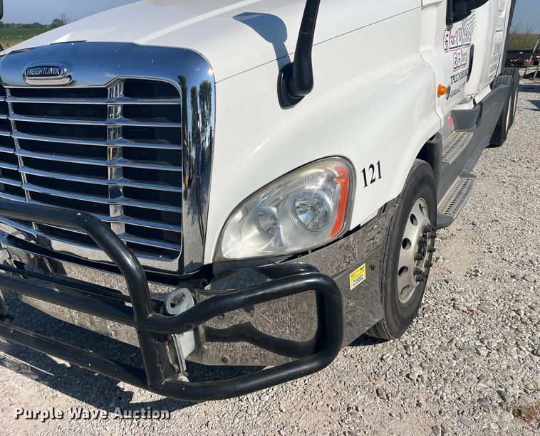 image for item EK8969 2014 Freightliner  Cascadia semi truck