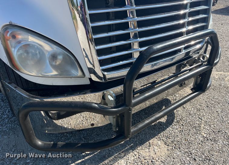 image for item EK8969 2014 Freightliner  Cascadia semi truck