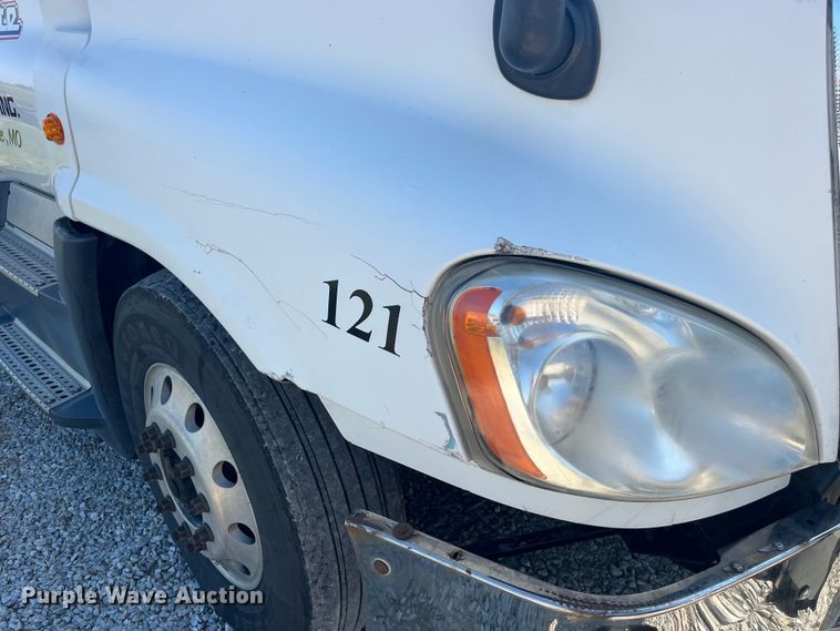 image for item EK8969 2014 Freightliner  Cascadia semi truck