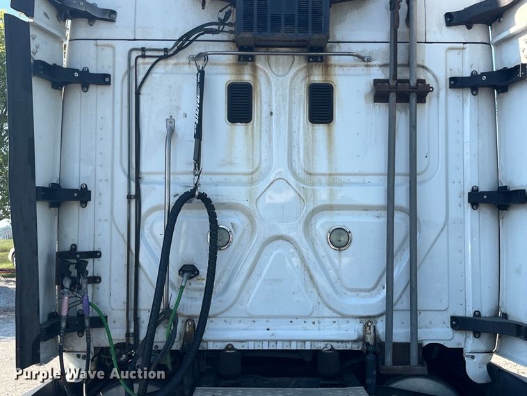 image for item EK8969 2014 Freightliner  Cascadia semi truck