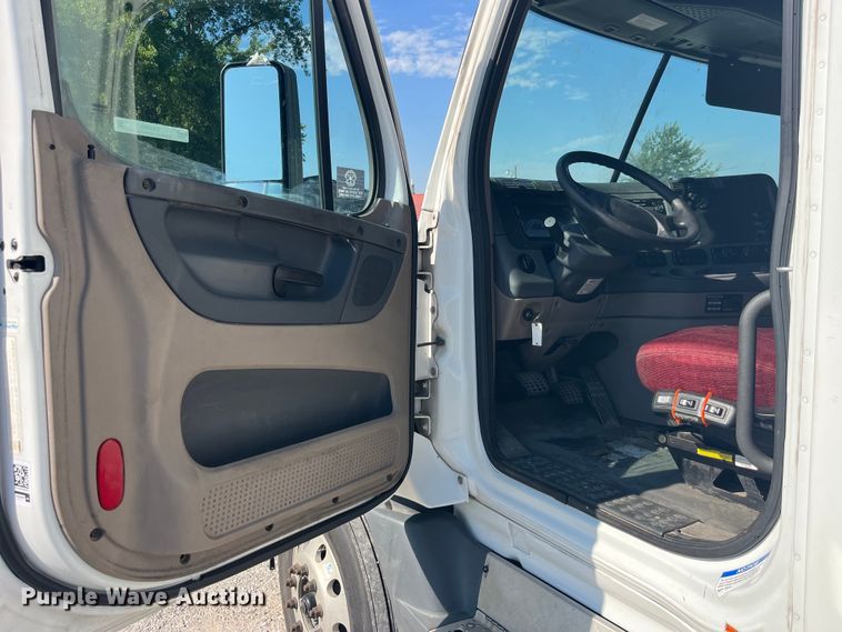 image for item EK8969 2014 Freightliner  Cascadia semi truck