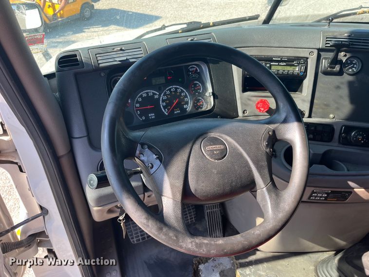 image for item EK8969 2014 Freightliner  Cascadia semi truck