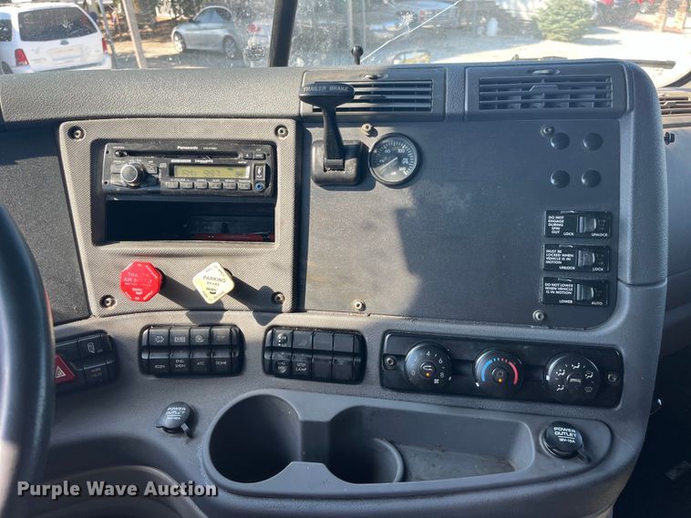 image for item EK8969 2014 Freightliner  Cascadia semi truck