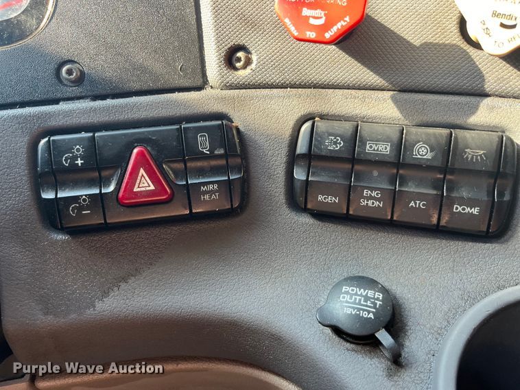 image for item EK8969 2014 Freightliner  Cascadia semi truck