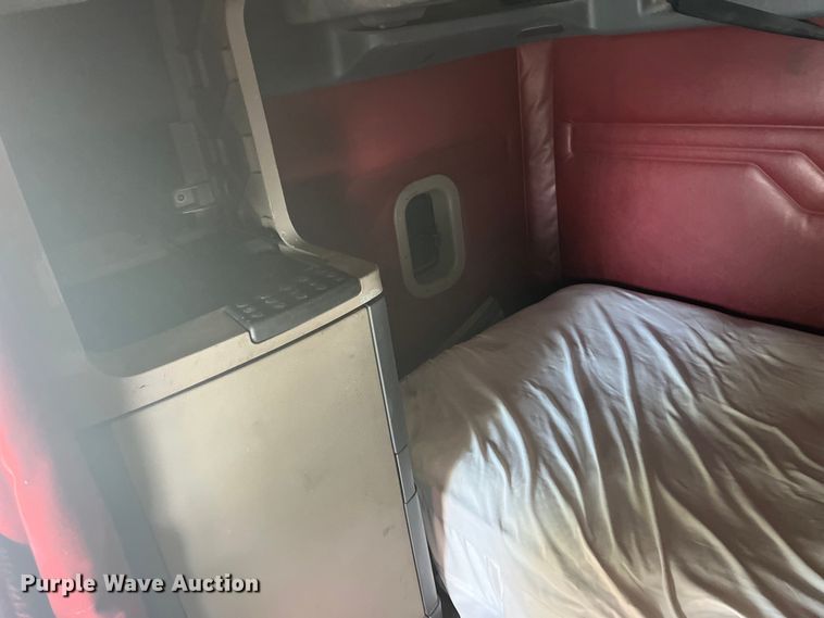 image for item EK8969 2014 Freightliner  Cascadia semi truck