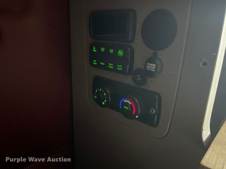 image for item EK8969 2014 Freightliner  Cascadia semi truck