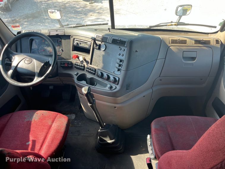 image for item EK8969 2014 Freightliner  Cascadia semi truck