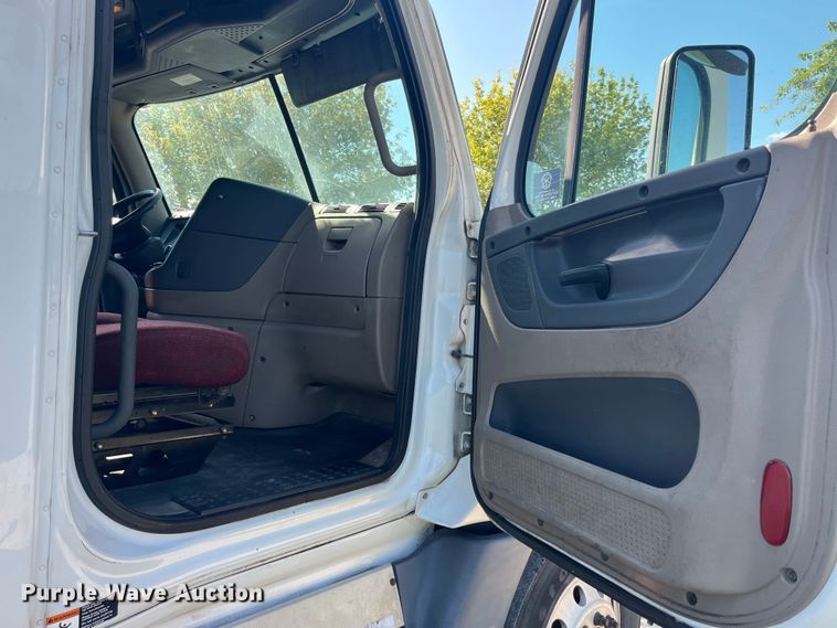 image for item EK8969 2014 Freightliner  Cascadia semi truck