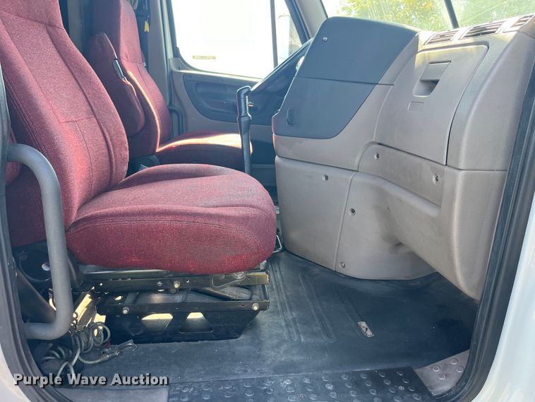 image for item EK8969 2014 Freightliner  Cascadia semi truck