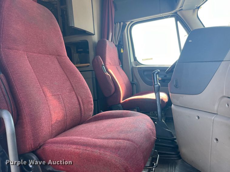 image for item EK8969 2014 Freightliner  Cascadia semi truck