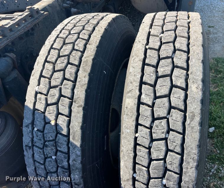 image for item EK8969 2014 Freightliner  Cascadia semi truck