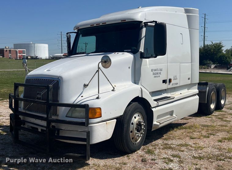 image for item EK8972 1999 Volvo VN semi truck