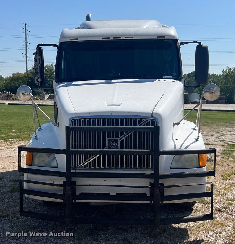 image for item EK8972 1999 Volvo VN semi truck