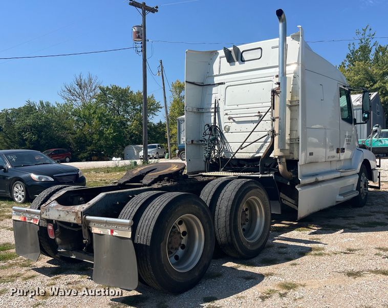 image for item EK8972 1999 Volvo VN semi truck