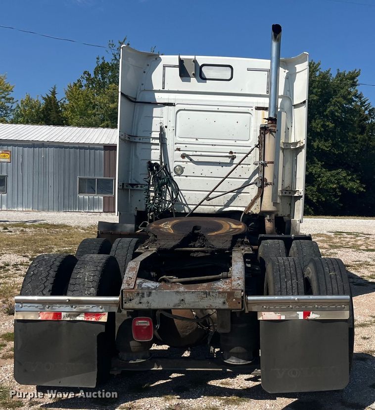 image for item EK8972 1999 Volvo VN semi truck