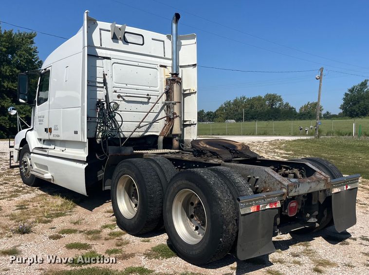 image for item EK8972 1999 Volvo VN semi truck