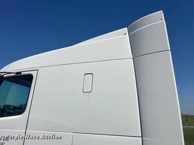 image for item EK8972 1999 Volvo VN semi truck