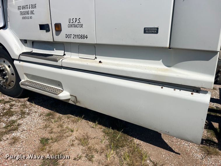 image for item EK8972 1999 Volvo VN semi truck