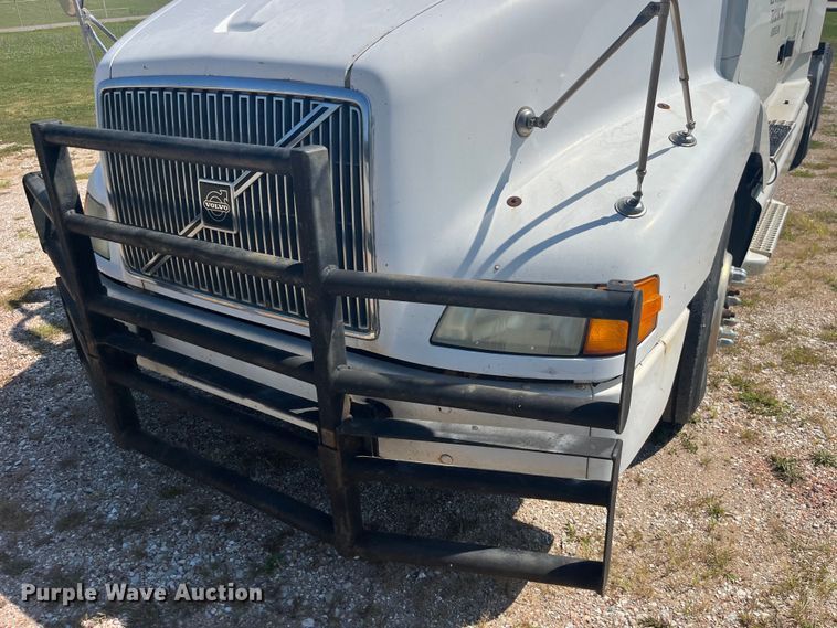 image for item EK8972 1999 Volvo VN semi truck