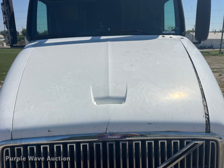 image for item EK8972 1999 Volvo VN semi truck