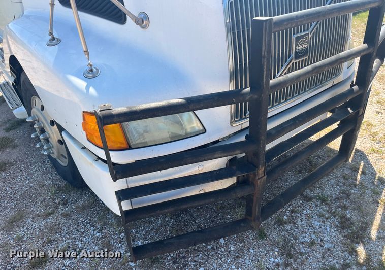image for item EK8972 1999 Volvo VN semi truck