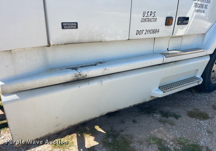 image for item EK8972 1999 Volvo VN semi truck