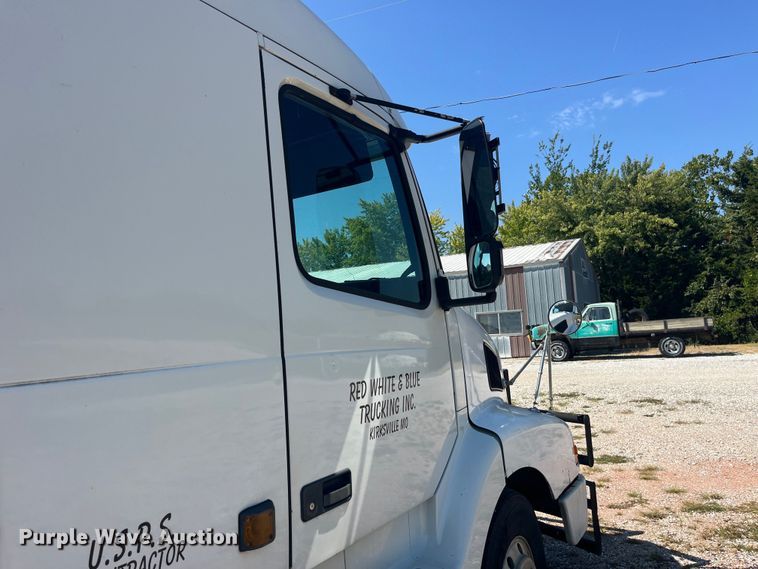 image for item EK8972 1999 Volvo VN semi truck