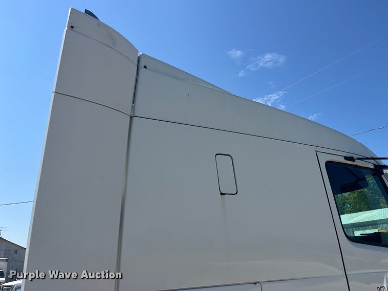 image for item EK8972 1999 Volvo VN semi truck